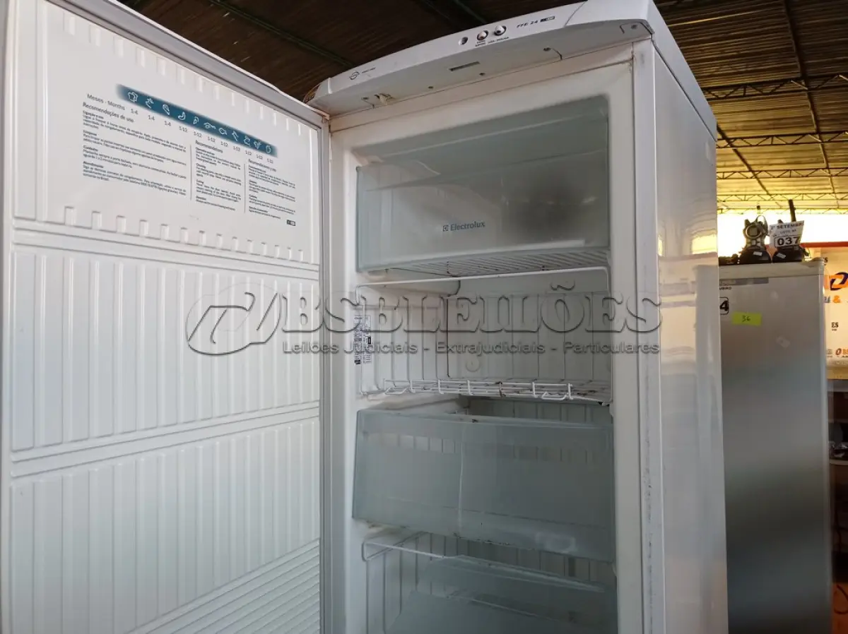 LOTE 338 - 01 FREEZER VERTICAL MARCA BRASTEMP 220V. (NO ESTADO) ATENÇÃO! FAZER A VISITAÇÃO ANTES DE ARREMATAR, NÃO SABEMOS SE FUNCIONA. LEILÃO NÃO TEM GARANTIA E NEM DEVOLUÇÃO, SUJEITO A POSSÍVEIS AVARIAS VISÍVEIS/OCULTAS E/OU AUSÊNCIA DE COMPONENTES.