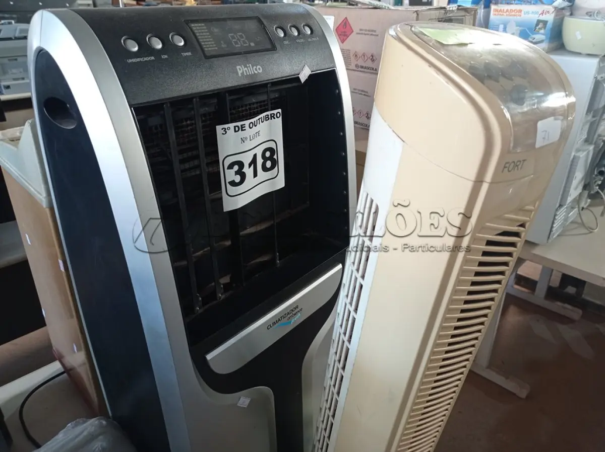 LOTE 318 - 01 VENTILADOR DE COLUNA E 01 CLIMATIZADOR PHILCO 220V. (NO ESTADO) ATENÇÃO! FAZER A VISITAÇÃO ANTES DE ARREMATAR, NÃO SABEMOS SE FUNCIONA. LEILÃO NÃO TEM GARANTIA E NEM DEVOLUÇÃO, SUJEITO A POSSÍVEIS AVARIAS VISÍVEIS/OCULTAS E/OU AUSÊNCIA DE COMPONENTES.
