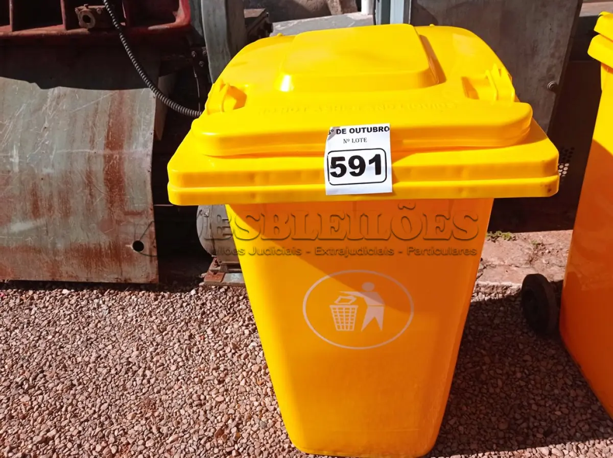 LOTE 591 - 01 CONTAINER HDPE EM-840 240L. (NO ESTADO) ATENÇÃO! FAZER A VISITAÇÃO ANTES DE ARREMATAR, NÃO SABEMOS SE FUNCIONA. LEILÃO NÃO TEM GARANTIA E NEM DEVOLUÇÃO, SUJEITO A POSSÍVEIS AVARIAS VISÍVEIS/OCULTAS E/OU AUSÊNCIA DE COMPONENTES.