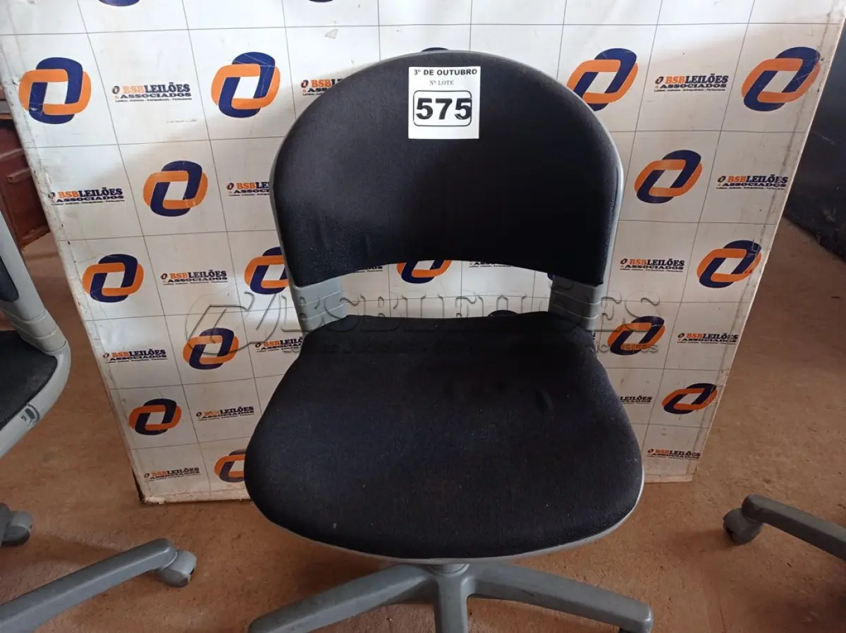 LOTE 575 - 01 CADEIRA DE ESCRITÓRIO COM BASE GIRATÓRIA. (NO ESTADO) ATENÇÃO! FAZER A VISITAÇÃO ANTES DE ARREMATAR, NÃO SABEMOS SE FUNCIONA. LEILÃO NÃO TEM GARANTIA E NEM DEVOLUÇÃO, SUJEITO A POSSÍVEIS AVARIAS VISÍVEIS/OCULTAS E/OU AUSÊNCIA DE COMPONENTES.
