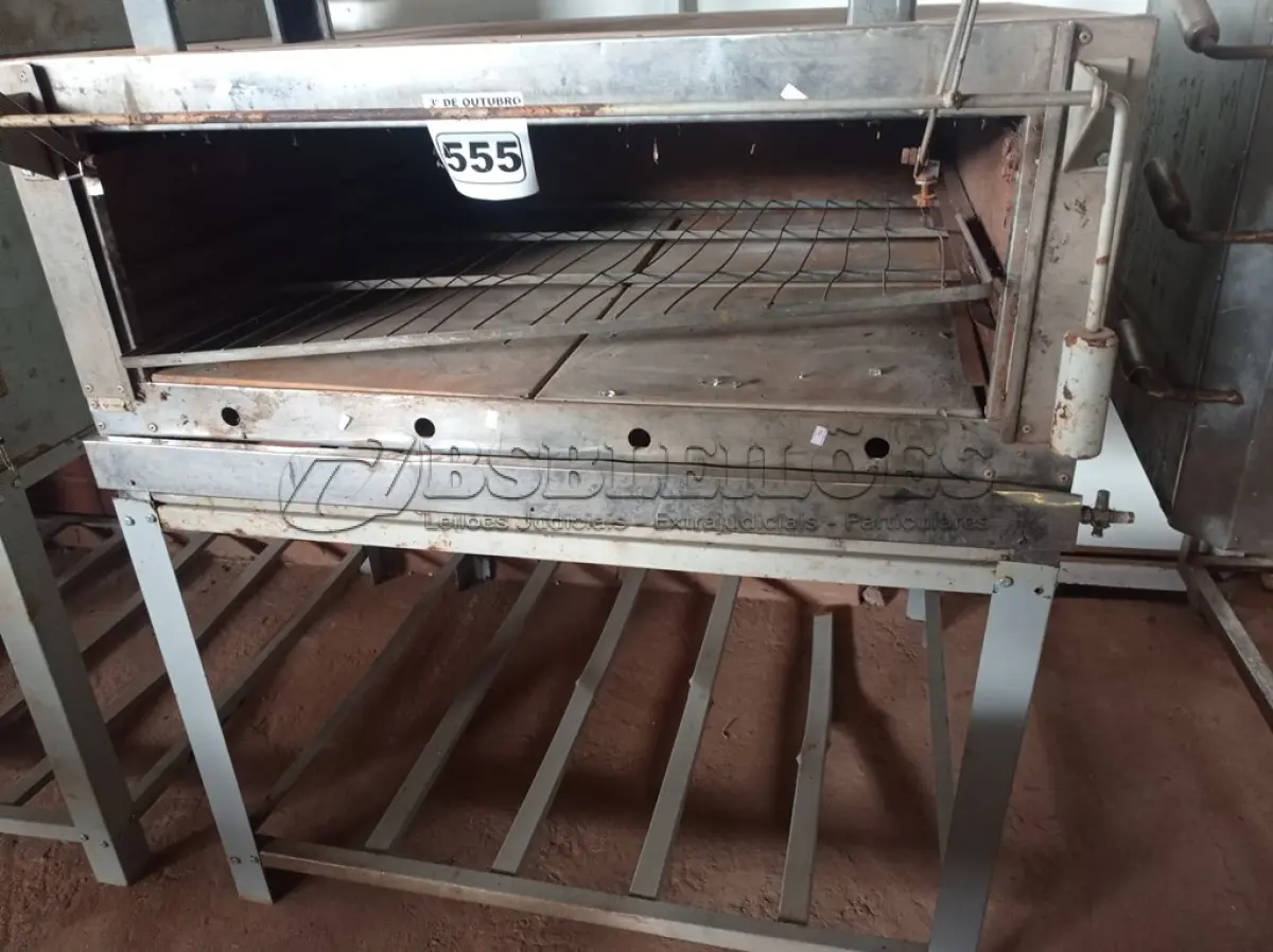 LOTE 555 - 01 FORNO INDUSTRIAL A GÁS COM AVARIAS.  (NO ESTADO) ATENÇÃO! FAZER A VISITAÇÃO ANTES DE ARREMATAR, NÃO SABEMOS SE FUNCIONA. LEILÃO NÃO TEM GARANTIA E NEM DEVOLUÇÃO, SUJEITO A POSSÍVEIS AVARIAS VISÍVEIS/OCULTAS E/OU AUSÊNCIA DE COMPONENTES.