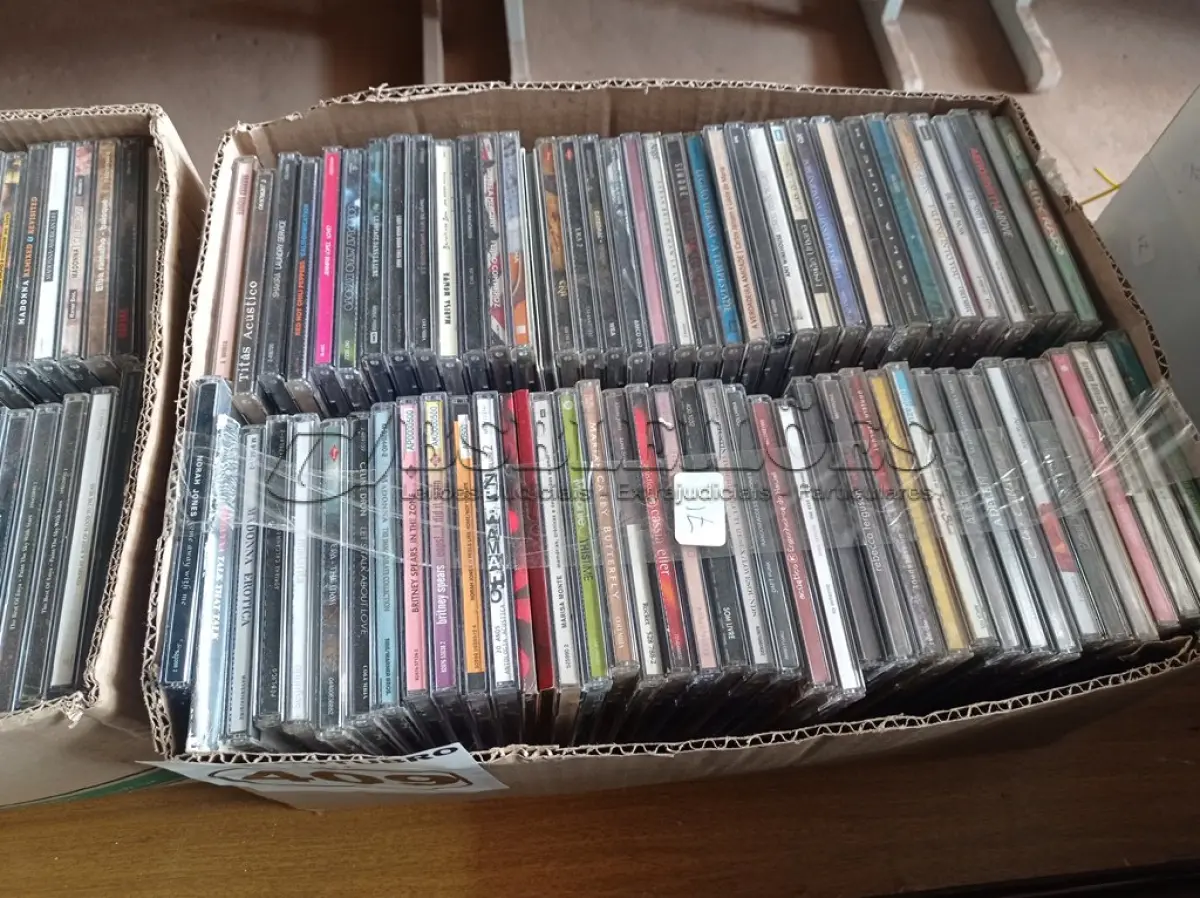 LOTE 409 - 01 LOTE COM GRANDE QUANTIDADE DE CDS TÍTULOS DIVERSOS. (NO ESTADO) ATENÇÃO! FAZER A VISITAÇÃO ANTES DE ARREMATAR, NÃO SABEMOS SE FUNCIONA. LEILÃO NÃO TEM GARANTIA E NEM DEVOLUÇÃO, SUJEITO A POSSÍVEIS AVARIAS VISÍVEIS/OCULTAS E/OU AUSÊNCIA DE COMPONENTES.