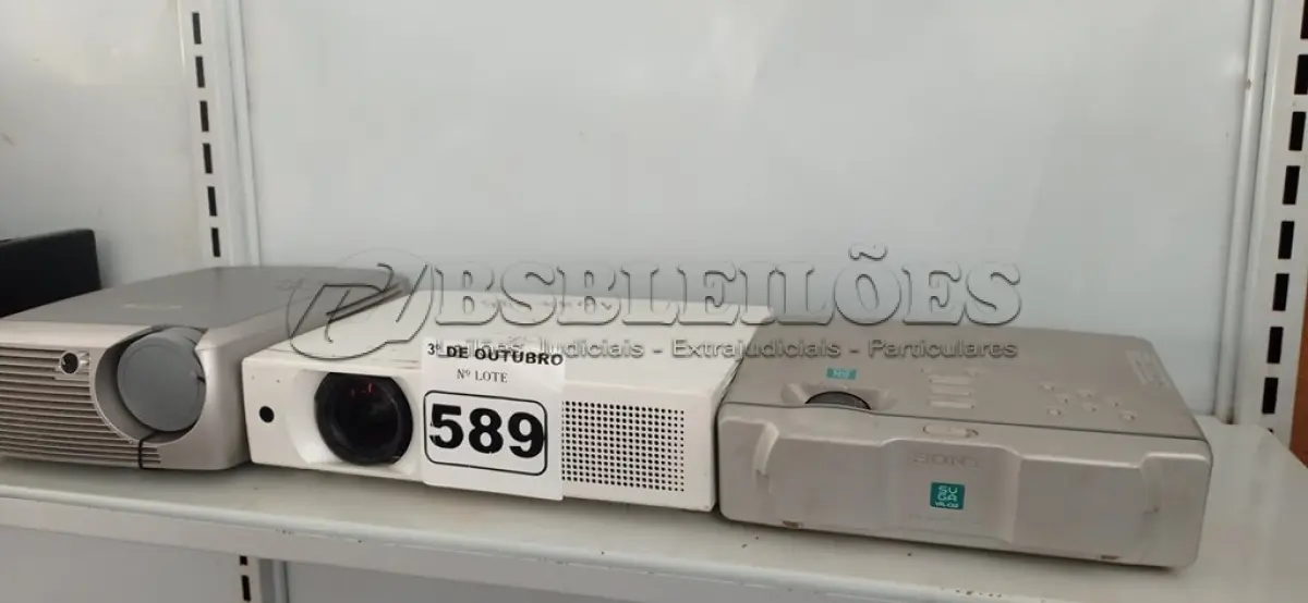 LOTE 589 - 03 PROJETORES MULTIMIDIA MARCAS E MODELOS DIVERSOS. (NO ESTADO) ATENÇÃO! FAZER A VISITAÇÃO ANTES DE ARREMATAR, NÃO SABEMOS SE FUNCIONA. LEILÃO NÃO TEM GARANTIA E NEM DEVOLUÇÃO, SUJEITO A POSSÍVEIS AVARIAS VISÍVEIS/OCULTAS E/OU AUSÊNCIA DE COMPONENTES.