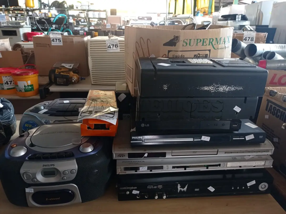 LOTE 492 - 03 APARELHOS DE SOM, 05 APARELHOS DE DVD, 01 RELÓGIO DE PONTO E VÁRIOS COOLERS MARCAS E MODELOS DIVERSOS. (NO ESTADO) ATENÇÃO! FAZER A VISITAÇÃO ANTES DE ARREMATAR, NÃO SABEMOS SE FUNCIONA. LEILÃO NÃO TEM GARANTIA E NEM DEVOLUÇÃO, SUJEITO A POSSÍVEIS AVARIAS VISÍVEIS/OCULTAS E/OU AUSÊNCIA DE COMPONENTES.