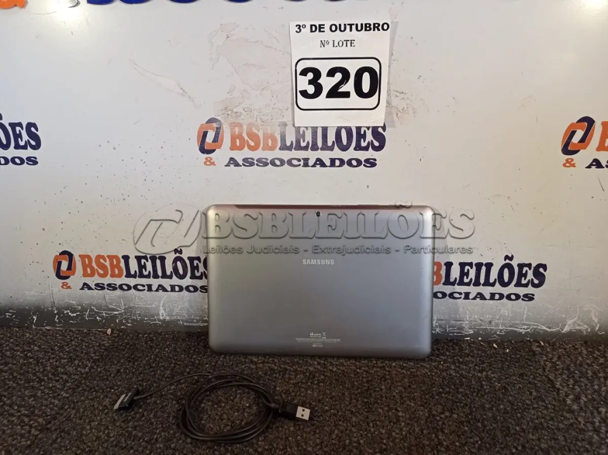 LOTE 320 - 01 TABLET SAMSUNG COM CABO. (NO ESTADO) ATENÇÃO! FAZER A VISITAÇÃO ANTES DE ARREMATAR, NÃO SABEMOS SE FUNCIONA. LEILÃO NÃO TEM GARANTIA E NEM DEVOLUÇÃO, SUJEITO A POSSÍVEIS AVARIAS VISÍVEIS/OCULTAS E/OU AUSÊNCIA DE COMPONENTES.