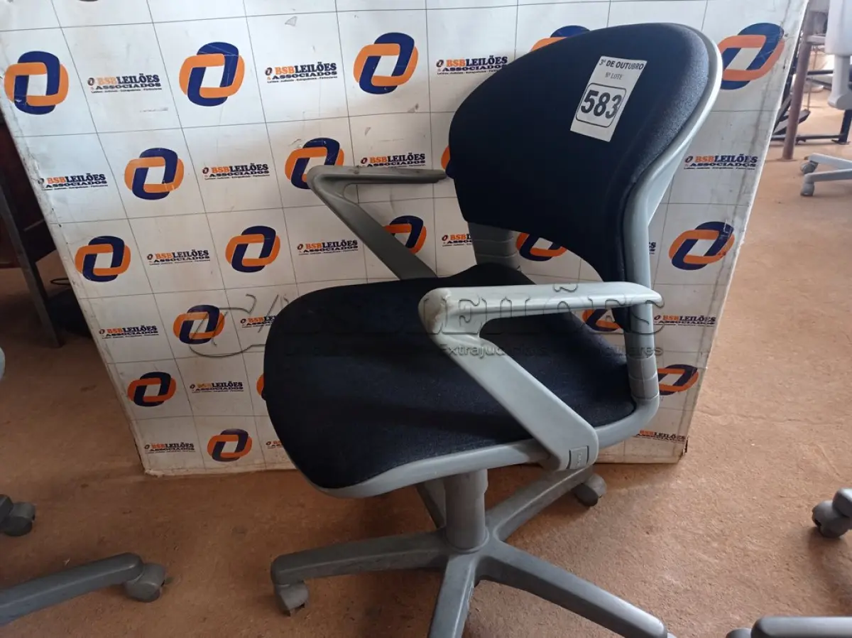 LOTE 583 - 01 CADEIRA DE ESCRITÓRIO COM BASE GIRATÓRIA. (NO ESTADO) ATENÇÃO! FAZER A VISITAÇÃO ANTES DE ARREMATAR, NÃO SABEMOS SE FUNCIONA. LEILÃO NÃO TEM GARANTIA E NEM DEVOLUÇÃO, SUJEITO A POSSÍVEIS AVARIAS VISÍVEIS/OCULTAS E/OU AUSÊNCIA DE COMPONENTES.