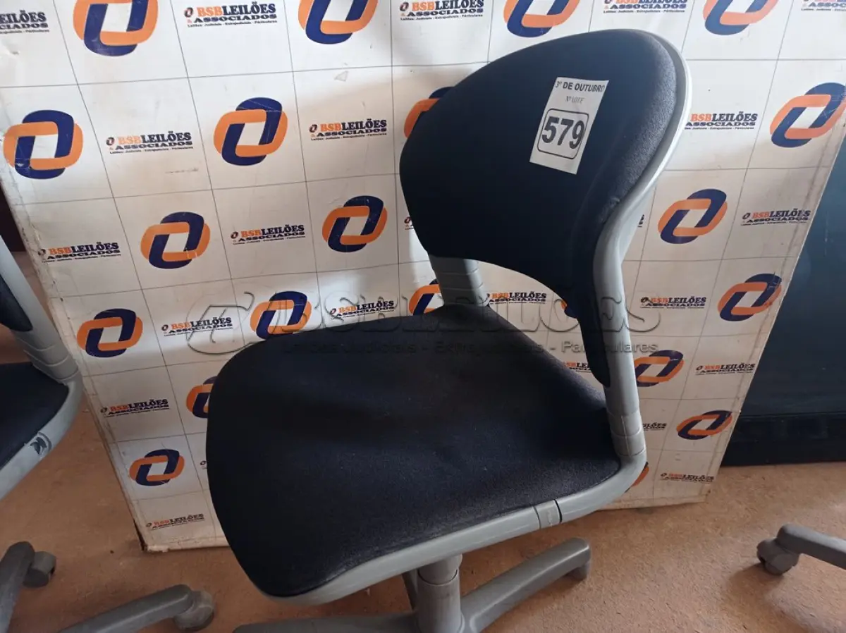 LOTE 579 - 01 CADEIRA DE ESCRITÓRIO COM BASE GIRATÓRIA. (NO ESTADO) ATENÇÃO! FAZER A VISITAÇÃO ANTES DE ARREMATAR, NÃO SABEMOS SE FUNCIONA. LEILÃO NÃO TEM GARANTIA E NEM DEVOLUÇÃO, SUJEITO A POSSÍVEIS AVARIAS VISÍVEIS/OCULTAS E/OU AUSÊNCIA DE COMPONENTES.