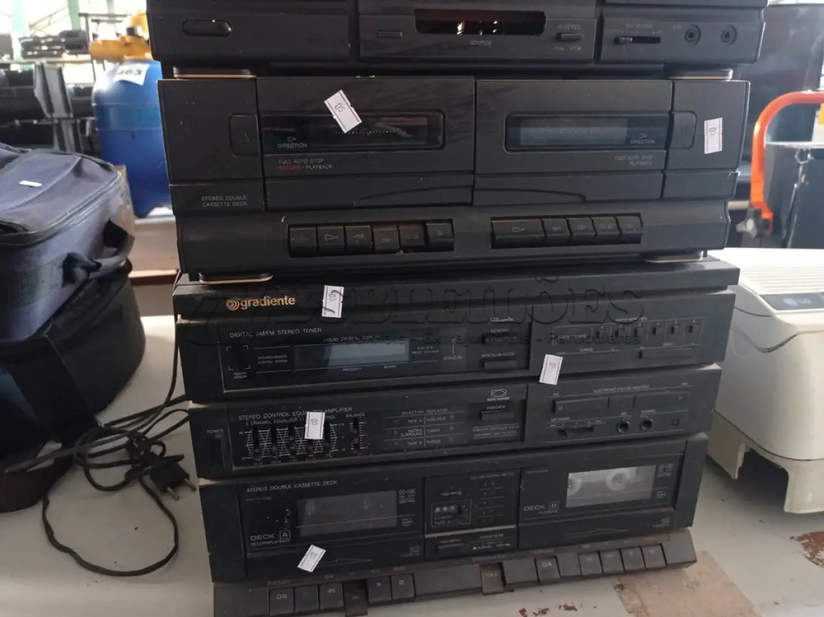 LOTE 504 - 02 APARELHOS DE SOM. (NO ESTADO) ATENÇÃO! FAZER A VISITAÇÃO ANTES DE ARREMATAR, NÃO SABEMOS SE FUNCIONA. LEILÃO NÃO TEM GARANTIA E NEM DEVOLUÇÃO, SUJEITO A POSSÍVEIS AVARIAS VISÍVEIS/OCULTAS E/OU AUSÊNCIA DE COMPONENTES.