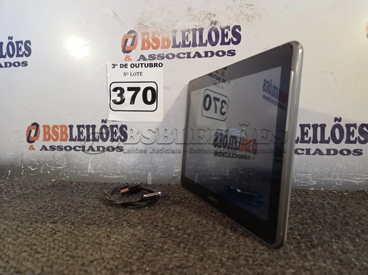 LOTE 370 - 01 TABLET SAMSUNG COM CABO. (NO ESTADO) ATENÇÃO! FAZER A VISITAÇÃO ANTES DE ARREMATAR, NÃO SABEMOS SE FUNCIONA. LEILÃO NÃO TEM GARANTIA E NEM DEVOLUÇÃO, SUJEITO A POSSÍVEIS AVARIAS VISÍVEIS/OCULTAS E/OU AUSÊNCIA DE COMPONENTES.