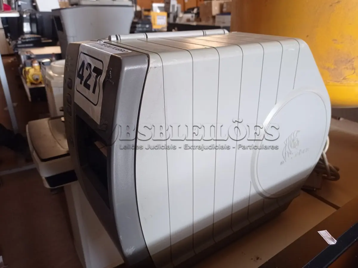 LOTE 427 - 01 IMPRESSORA DE ETIQUETAS MARCA ZEBRA. (NO ESTADO) ATENÇÃO! FAZER A VISITAÇÃO ANTES DE ARREMATAR, NÃO SABEMOS SE FUNCIONA. LEILÃO NÃO TEM GARANTIA E NEM DEVOLUÇÃO, SUJEITO A POSSÍVEIS AVARIAS VISÍVEIS/OCULTAS E/OU AUSÊNCIA DE COMPONENTES.