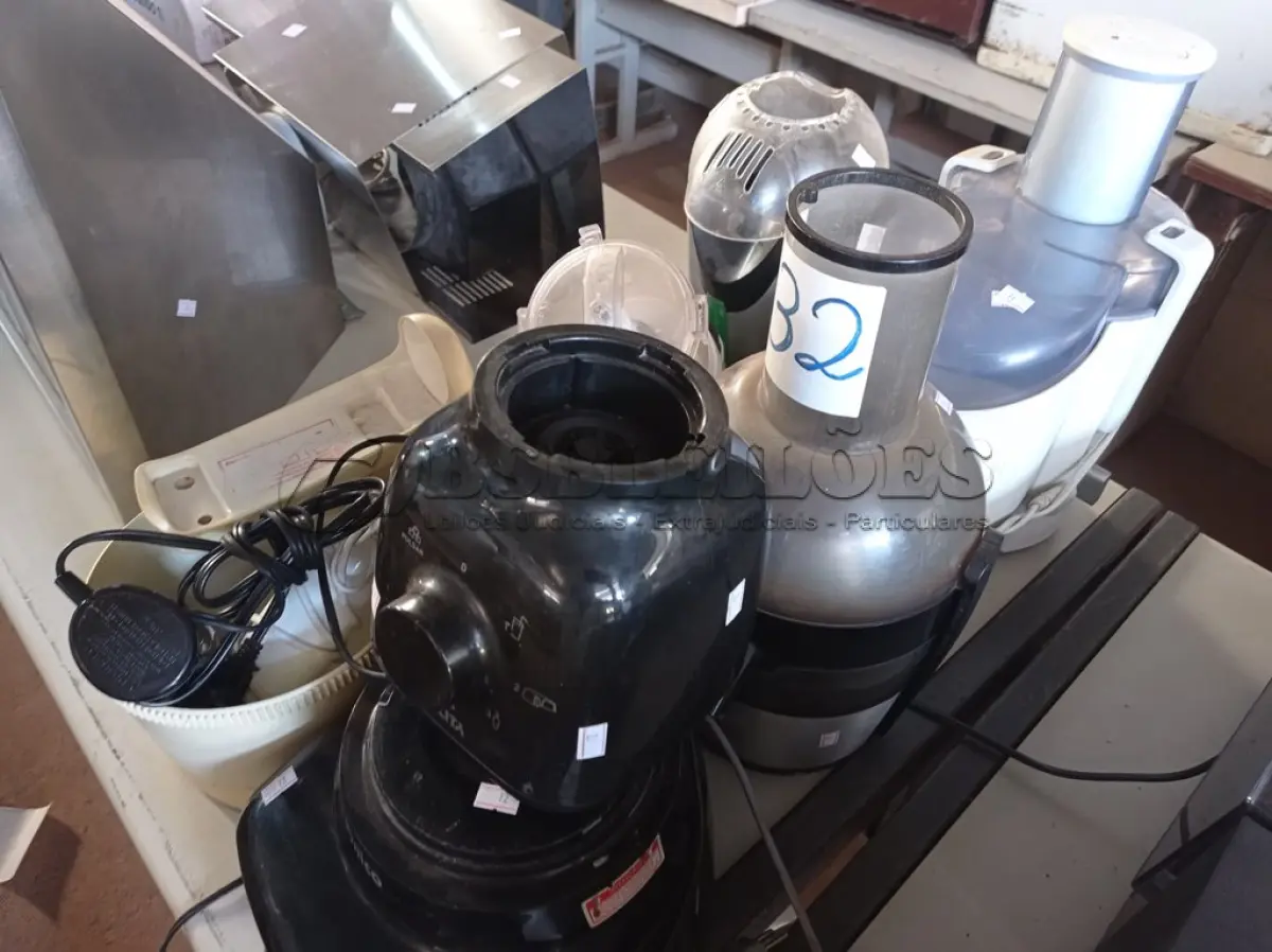 LOTE 332 - 01 LOTE COM UTENSÍLIOS DIVERSOS. (NO ESTADO) ATENÇÃO! FAZER A VISITAÇÃO ANTES DE ARREMATAR, NÃO SABEMOS SE FUNCIONA. LEILÃO NÃO TEM GARANTIA E NEM DEVOLUÇÃO, SUJEITO A POSSÍVEIS AVARIAS VISÍVEIS/OCULTAS E/OU AUSÊNCIA DE COMPONENTES.