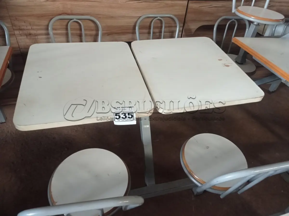 LOTE 535 - 01 MESA PARA LANCHONETE. (NO ESTADO) ATENÇÃO! FAZER A VISITAÇÃO ANTES DE ARREMATAR, NÃO SABEMOS SE FUNCIONA. LEILÃO NÃO TEM GARANTIA E NEM DEVOLUÇÃO, SUJEITO A POSSÍVEIS AVARIAS VISÍVEIS/OCULTAS E/OU AUSÊNCIA DE COMPONENTES.