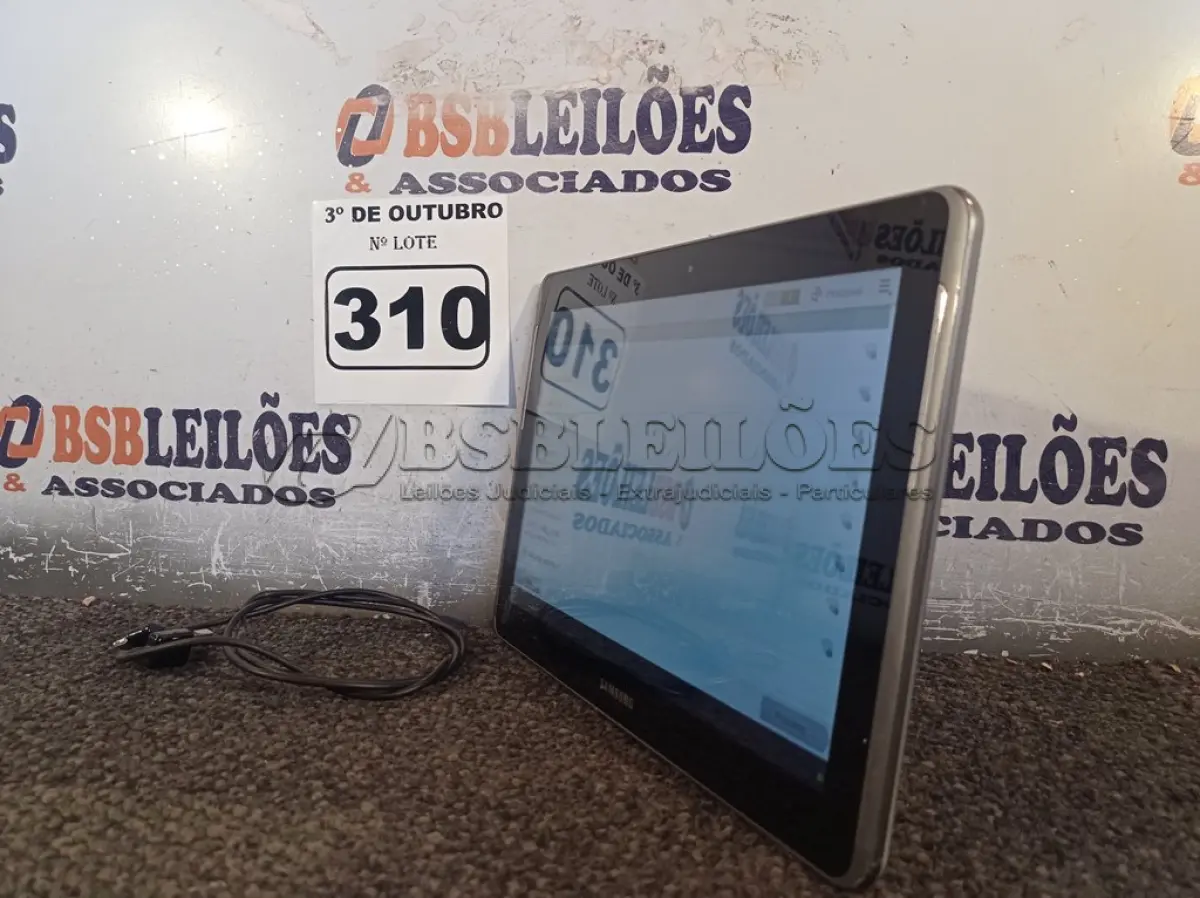 LOTE 310 - 01 TABLET SAMSUNG COM CABO. (NO ESTADO) ATENÇÃO! FAZER A VISITAÇÃO ANTES DE ARREMATAR, NÃO SABEMOS SE FUNCIONA. LEILÃO NÃO TEM GARANTIA E NEM DEVOLUÇÃO, SUJEITO A POSSÍVEIS AVARIAS VISÍVEIS/OCULTAS E/OU AUSÊNCIA DE COMPONENTES.