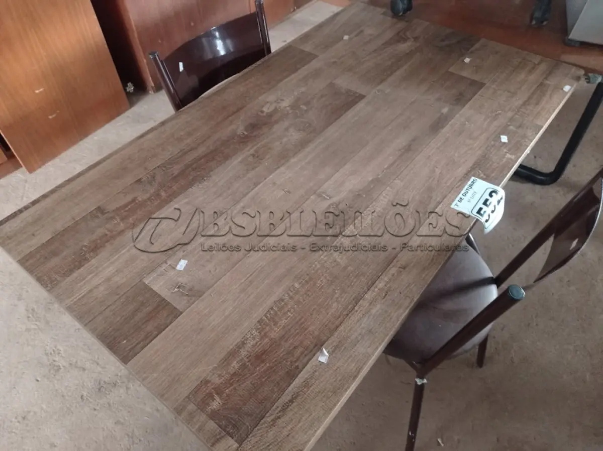 LOTE 552 - 01 MESA COM BASE DE FERRO TAMPO EM MADEIRA E 02 CADEIRAS DE FERRO COM ASSENTO ALMOFADADO. (NO ESTADO) ATENÇÃO! FAZER A VISITAÇÃO ANTES DE ARREMATAR, NÃO SABEMOS SE FUNCIONA. LEILÃO NÃO TEM GARANTIA E NEM DEVOLUÇÃO, SUJEITO A POSSÍVEIS AVARIAS VISÍVEIS/OCULTAS E/OU AUSÊNCIA DE COMPONENTES.