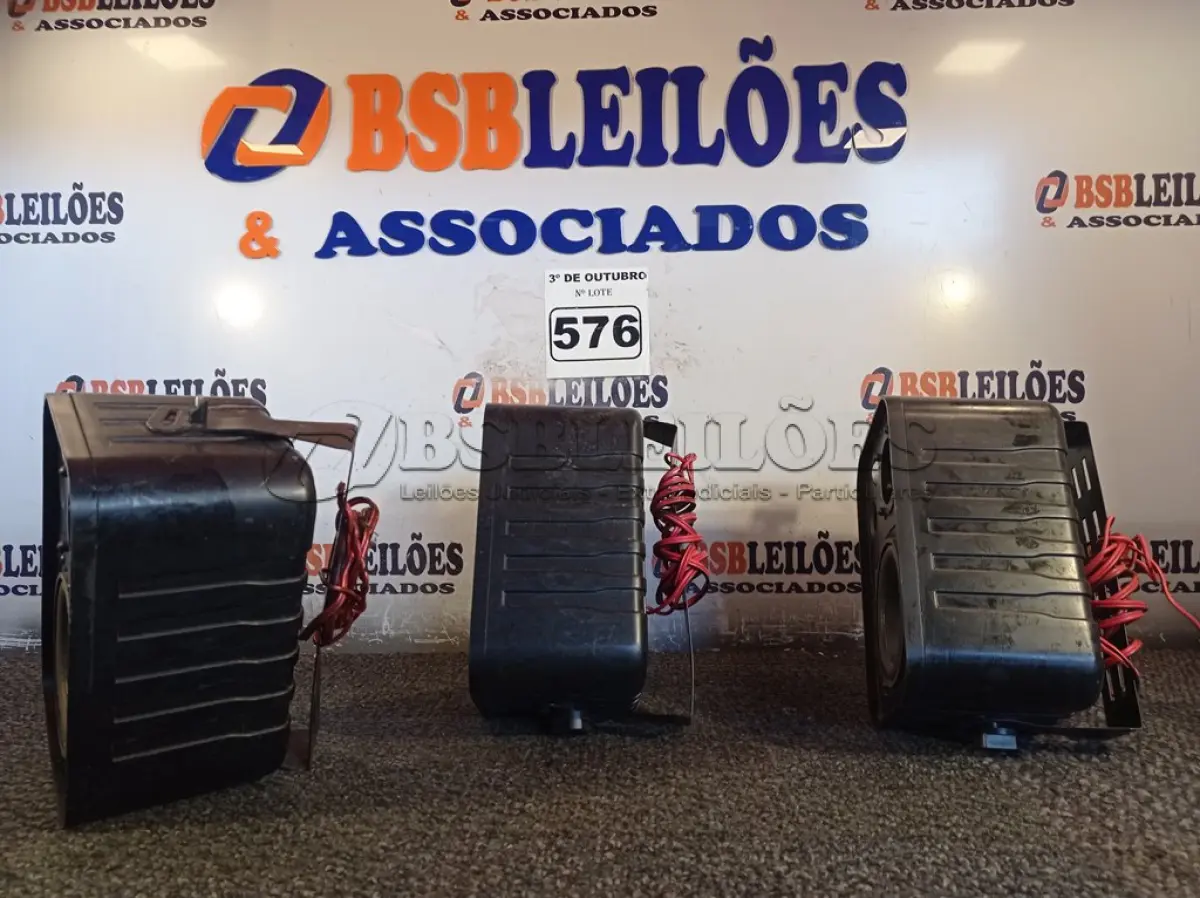 LOTE 576 - 03 CAIXAS DE SOM AMBIENTE. (NO ESTADO) ATENÇÃO! FAZER A VISITAÇÃO ANTES DE ARREMATAR, NÃO SABEMOS SE FUNCIONA. LEILÃO NÃO TEM GARANTIA E NEM DEVOLUÇÃO, SUJEITO A POSSÍVEIS AVARIAS VISÍVEIS/OCULTAS E/OU AUSÊNCIA DE COMPONENTES.