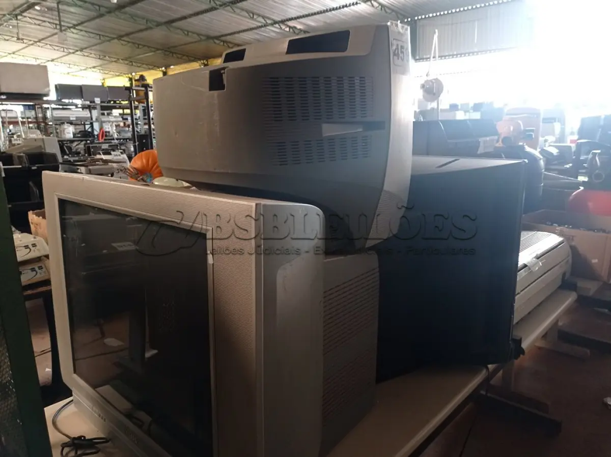 LOTE 459 - 03 TV’S DE TUBO MARCAS E MODELOS DIVERSOS PARA RETIRADA DE PEÇAS. (NO ESTADO) ATENÇÃO! FAZER A VISITAÇÃO ANTES DE ARREMATAR, NÃO SABEMOS SE FUNCIONA. LEILÃO NÃO TEM GARANTIA E NEM DEVOLUÇÃO, SUJEITO A POSSÍVEIS AVARIAS VISÍVEIS/OCULTAS E/OU AUSÊNCIA DE COMPONENTES.