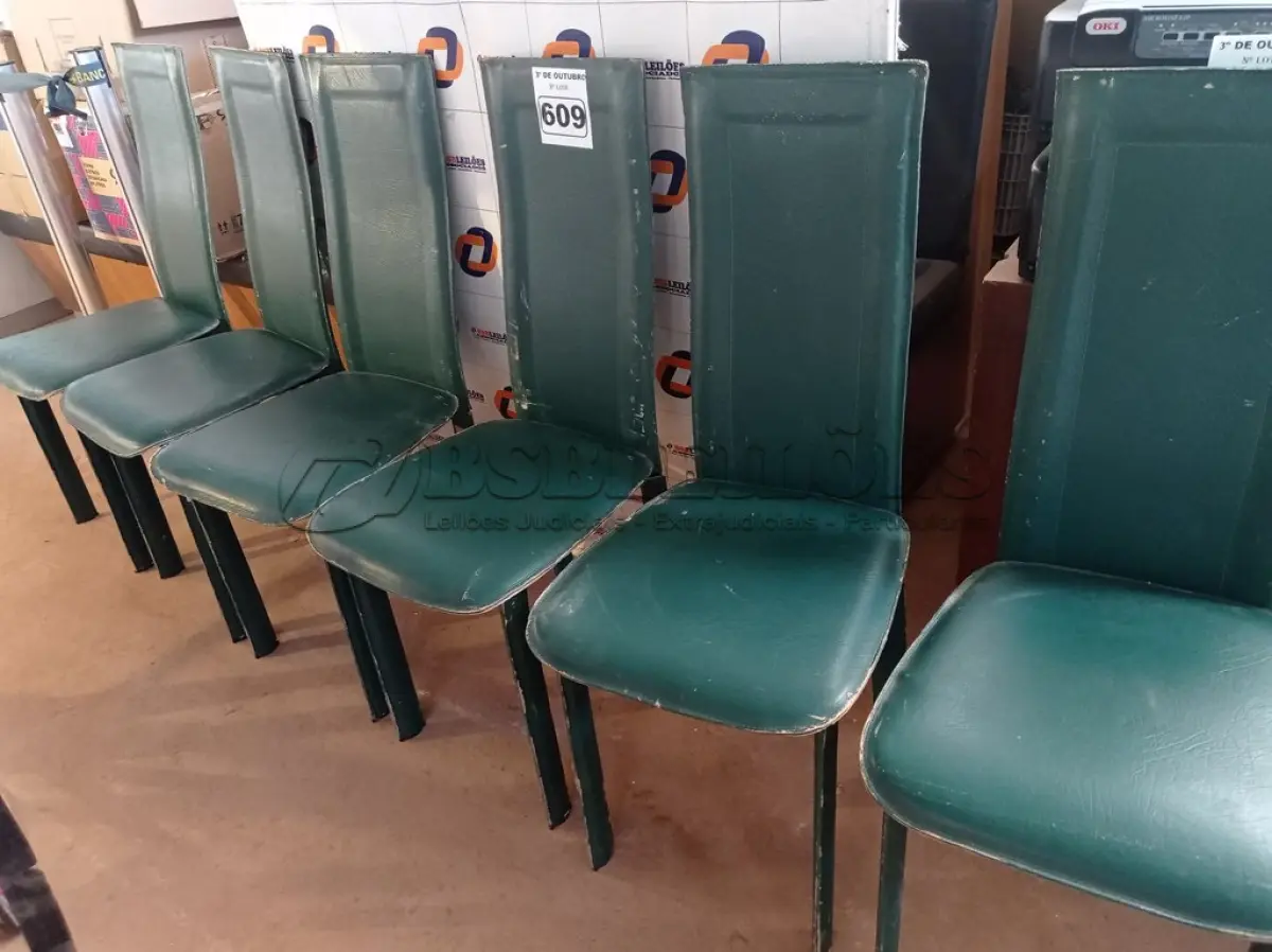 LOTE 609 - 06 CADEIRAS COM ESTRUTURA DE AÇO REVESTIDAS DE CORINO. (NO ESTADO) ATENÇÃO! FAZER A VISITAÇÃO ANTES DE ARREMATAR, NÃO SABEMOS SE FUNCIONA. LEILÃO NÃO TEM GARANTIA E NEM DEVOLUÇÃO, SUJEITO A POSSÍVEIS AVARIAS VISÍVEIS/OCULTAS E/OU AUSÊNCIA DE COMPONENTES.