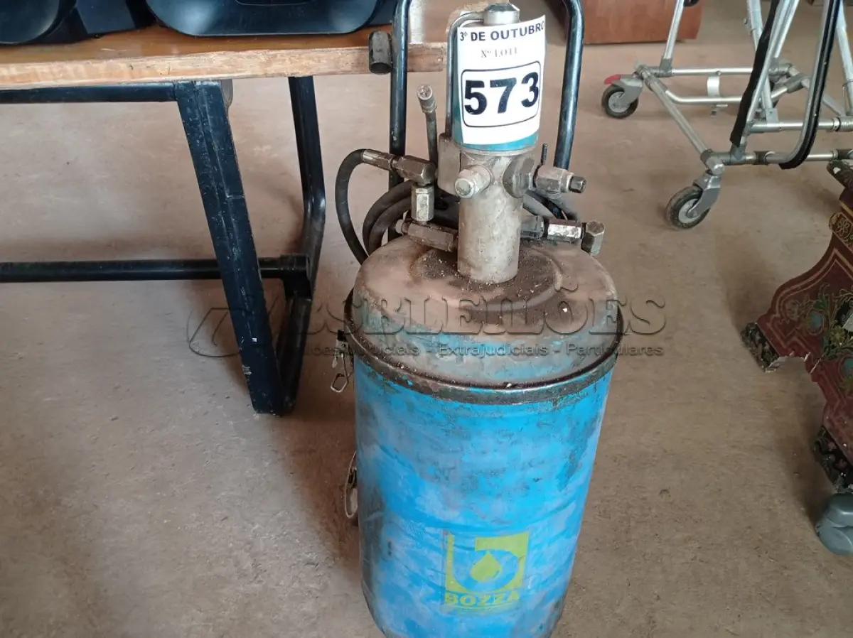 LOTE 573 - 01 GRAXEIRA PNEUMÁTICA. (NO ESTADO) ATENÇÃO! FAZER A VISITAÇÃO ANTES DE ARREMATAR, NÃO SABEMOS SE FUNCIONA. LEILÃO NÃO TEM GARANTIA E NEM DEVOLUÇÃO, SUJEITO A POSSÍVEIS AVARIAS VISÍVEIS/OCULTAS E/OU AUSÊNCIA DE COMPONENTES.