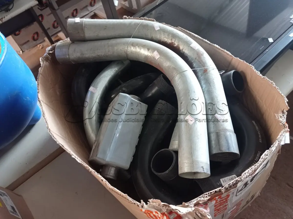 LOTE 464 - 01 LOTE COM VÁRIAS CURVAS GALVANIZADAS E PVC MARCAS E MODELOS DIVERSOS. (NO ESTADO) ATENÇÃO! FAZER A VISITAÇÃO ANTES DE ARREMATAR, NÃO SABEMOS SE FUNCIONA. LEILÃO NÃO TEM GARANTIA E NEM DEVOLUÇÃO, SUJEITO A POSSÍVEIS AVARIAS VISÍVEIS/OCULTAS E/OU AUSÊNCIA DE COMPONENTES.