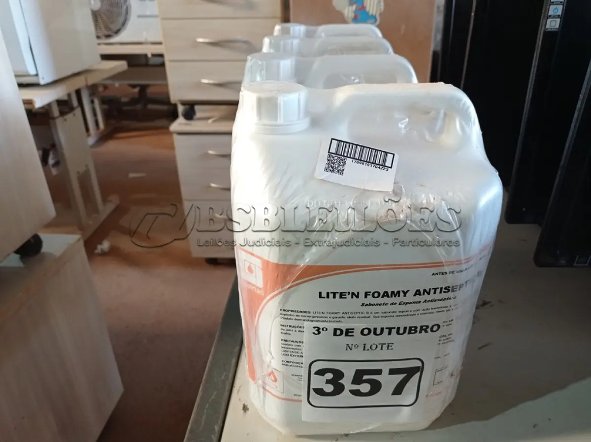LOTE 357 - 20 LITROS DE SABONETE DE ESPUMA ANTISSÉPTICO. (NO ESTADO) ATENÇÃO! FAZER A VISITAÇÃO ANTES DE ARREMATAR, NÃO SABEMOS SE FUNCIONA. LEILÃO NÃO TEM GARANTIA E NEM DEVOLUÇÃO, SUJEITO A POSSÍVEIS AVARIAS VISÍVEIS/OCULTAS E/OU AUSÊNCIA DE COMPONENTES.