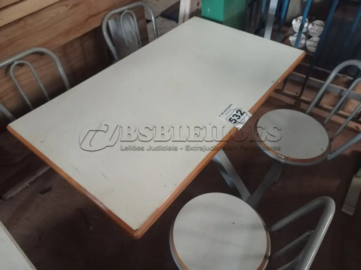 LOTE 532 - 01 MESA PARA LANCHONETE. (NO ESTADO) ATENÇÃO! FAZER A VISITAÇÃO ANTES DE ARREMATAR, NÃO SABEMOS SE FUNCIONA. LEILÃO NÃO TEM GARANTIA E NEM DEVOLUÇÃO, SUJEITO A POSSÍVEIS AVARIAS VISÍVEIS/OCULTAS E/OU AUSÊNCIA DE COMPONENTES.