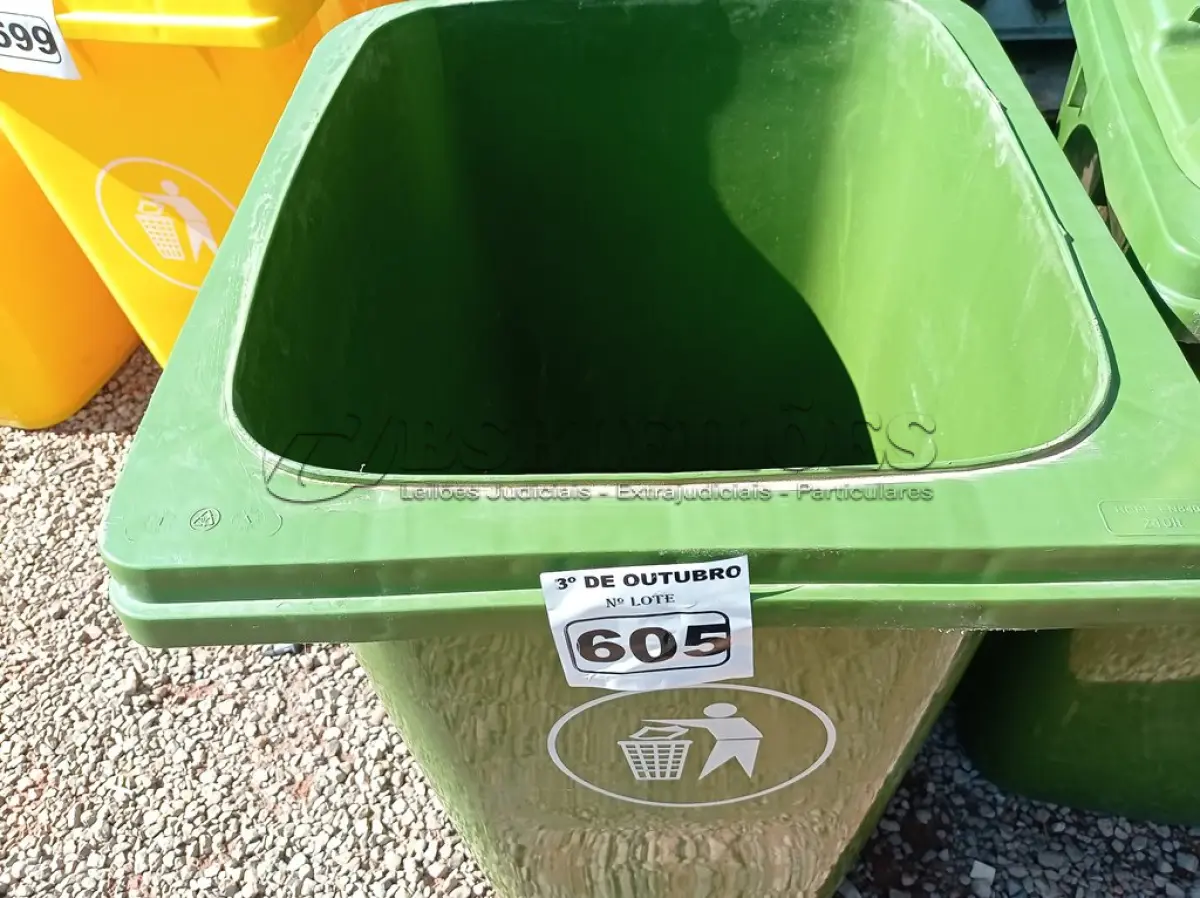 LOTE 605 - 01 CONTAINER HDPE EM-840 240L. (NO ESTADO) ATENÇÃO! FAZER A VISITAÇÃO ANTES DE ARREMATAR, NÃO SABEMOS SE FUNCIONA. LEILÃO NÃO TEM GARANTIA E NEM DEVOLUÇÃO, SUJEITO A POSSÍVEIS AVARIAS VISÍVEIS/OCULTAS E/OU AUSÊNCIA DE COMPONENTES.
