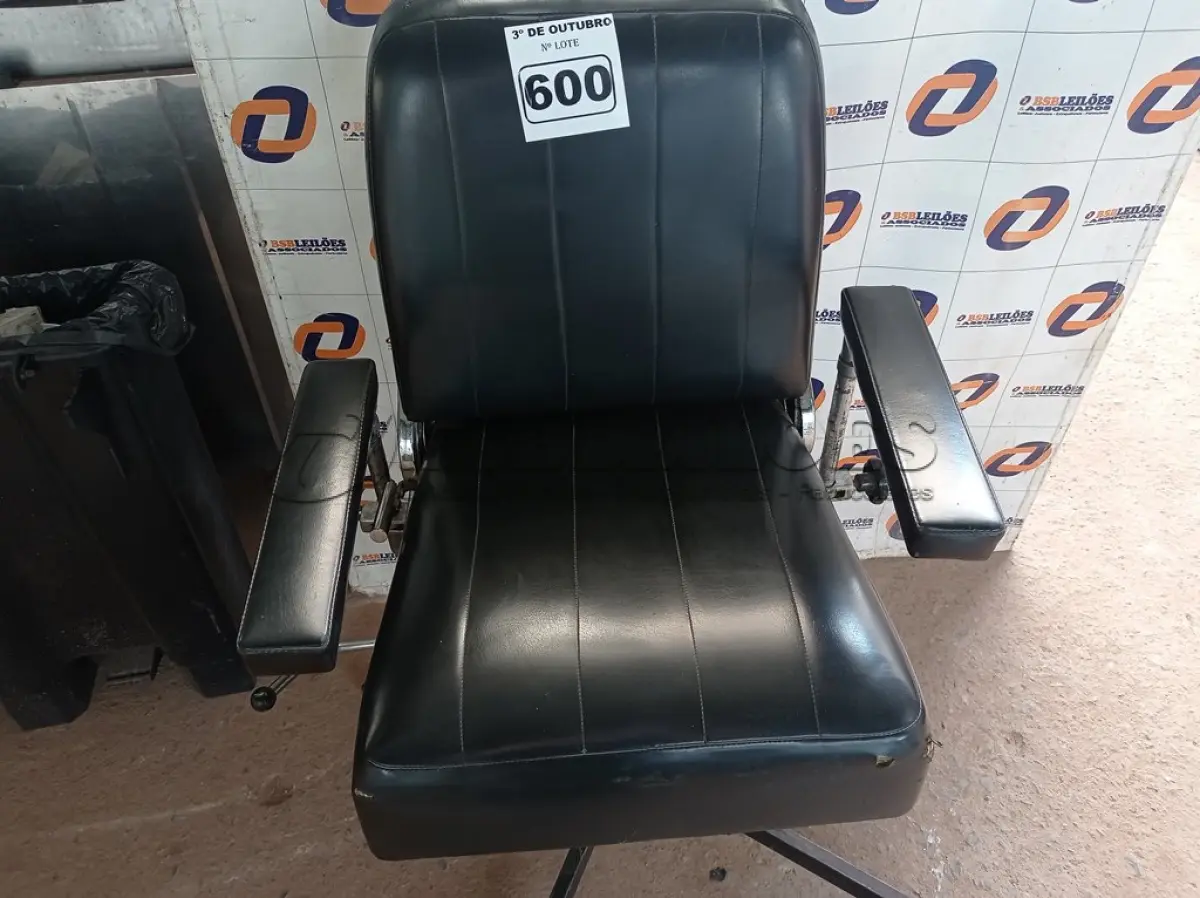 LOTE 600 - 01 CADEIRA DE BARBEIRO VINTAGE. (NO ESTADO) ATENÇÃO! FAZER A VISITAÇÃO ANTES DE ARREMATAR, NÃO SABEMOS SE FUNCIONA. LEILÃO NÃO TEM GARANTIA E NEM DEVOLUÇÃO, SUJEITO A POSSÍVEIS AVARIAS VISÍVEIS/OCULTAS E/OU AUSÊNCIA DE COMPONENTES.