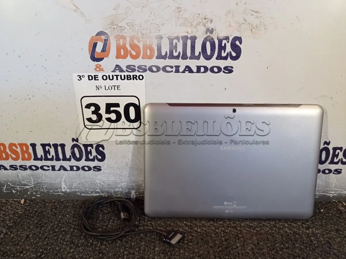LOTE 350 - 01 TABLET SAMSUNG COM CABO. (NO ESTADO) ATENÇÃO! FAZER A VISITAÇÃO ANTES DE ARREMATAR, NÃO SABEMOS SE FUNCIONA. LEILÃO NÃO TEM GARANTIA E NEM DEVOLUÇÃO, SUJEITO A POSSÍVEIS AVARIAS VISÍVEIS/OCULTAS E/OU AUSÊNCIA DE COMPONENTES.