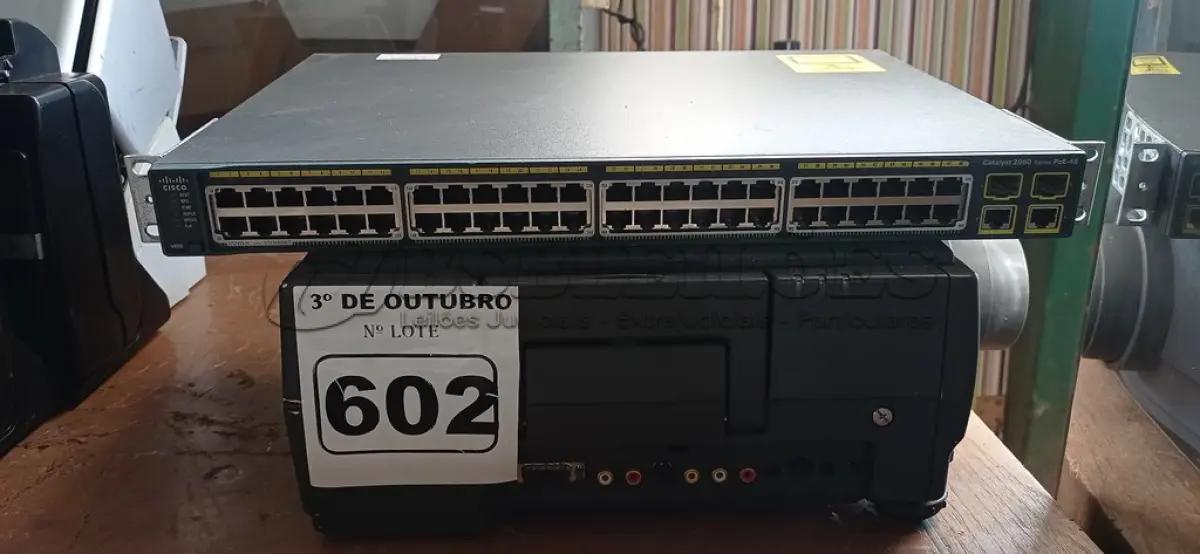 LOTE 602 - 02 PROJETORES MULTIMIDIA E 01 SWITCH CISCO 24 PORTAS. (NO ESTADO) ATENÇÃO! FAZER A VISITAÇÃO ANTES DE ARREMATAR, NÃO SABEMOS SE FUNCIONA. LEILÃO NÃO TEM GARANTIA E NEM DEVOLUÇÃO, SUJEITO A POSSÍVEIS AVARIAS VISÍVEIS/OCULTAS E/OU AUSÊNCIA DE COMPONENTES.