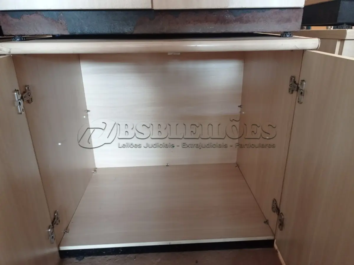LOTE 451 - 02 ARMÁRIOS BAIXOS EM MADEIRA COM 02 PORTAS. (NO ESTADO) ATENÇÃO! FAZER A VISITAÇÃO ANTES DE ARREMATAR, NÃO SABEMOS SE FUNCIONA. LEILÃO NÃO TEM GARANTIA E NEM DEVOLUÇÃO, SUJEITO A POSSÍVEIS AVARIAS VISÍVEIS/OCULTAS E/OU AUSÊNCIA DE COMPONENTES.