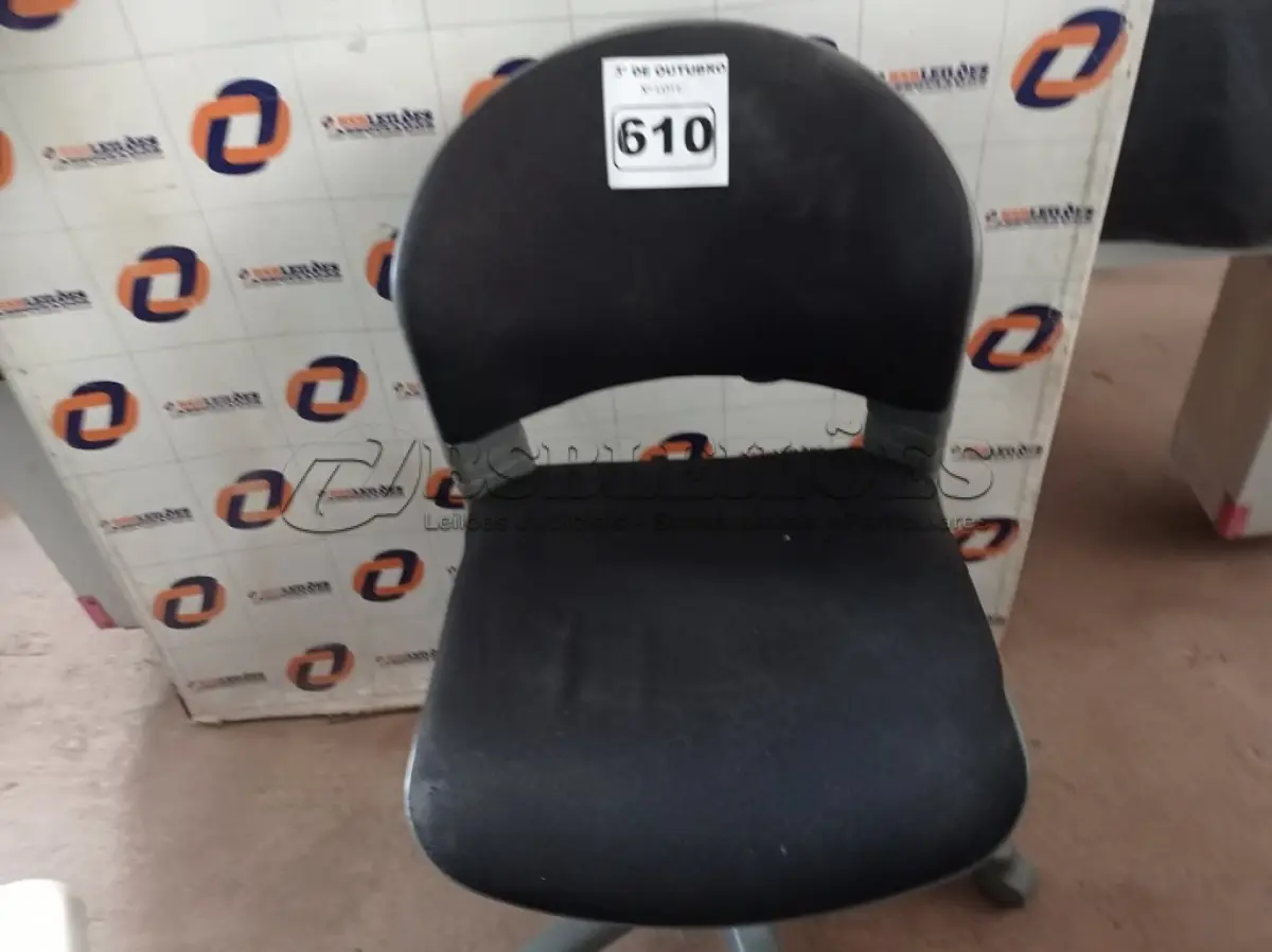 LOTE 610 - 01 CADEIRA DE ESCRITÓRIO COM BASE GIRATÓRIA. (NO ESTADO) ATENÇÃO! FAZER A VISITAÇÃO ANTES DE ARREMATAR, NÃO SABEMOS SE FUNCIONA. LEILÃO NÃO TEM GARANTIA E NEM DEVOLUÇÃO, SUJEITO A POSSÍVEIS AVARIAS VISÍVEIS/OCULTAS E/OU AUSÊNCIA DE COMPONENTES.