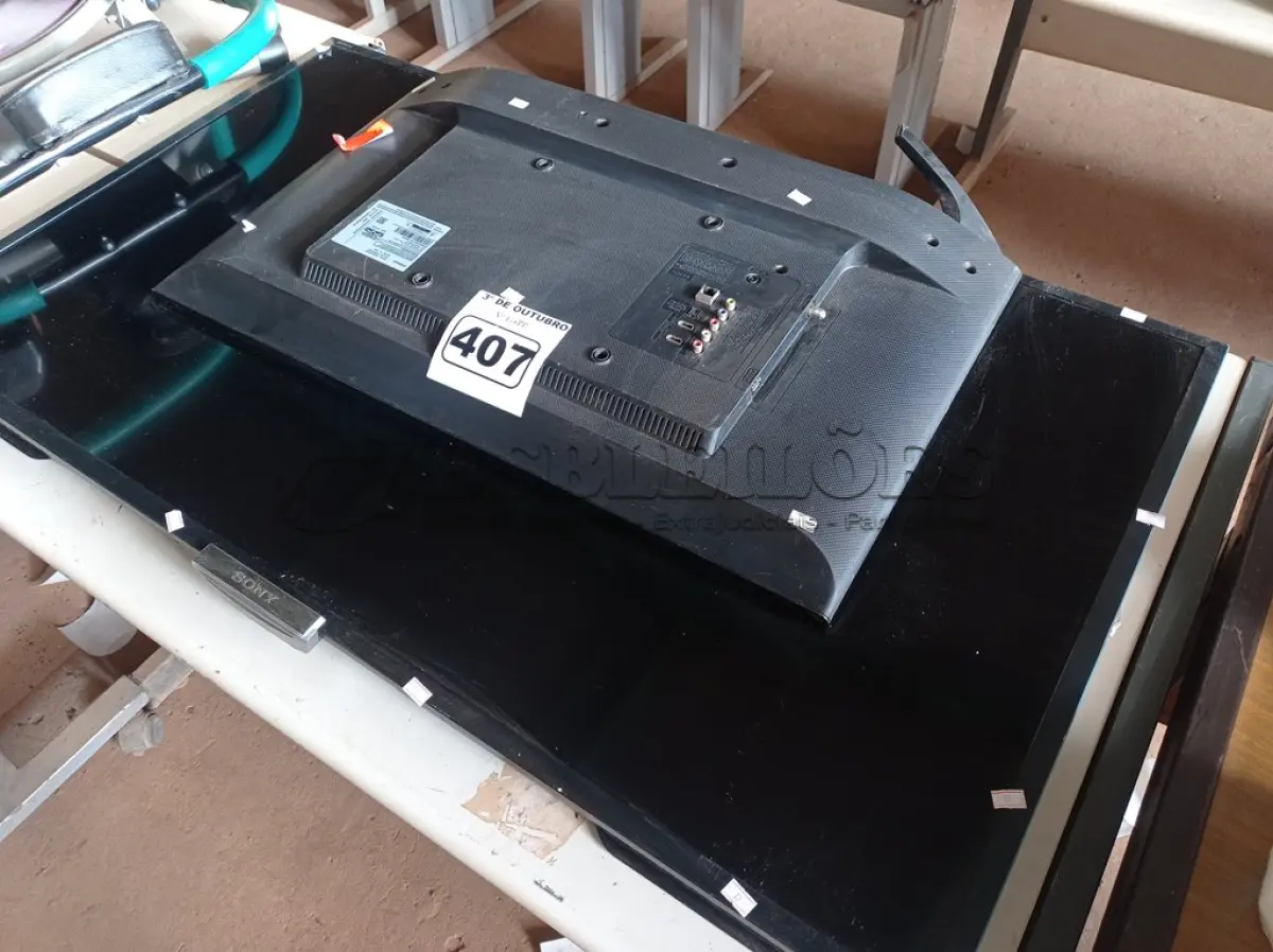 LOTE 407 - 02 TV’S MARCAS E MODELOS DIVERSOS PARA RETIRADA DE PEÇAS. (NO ESTADO) ATENÇÃO! FAZER A VISITAÇÃO ANTES DE ARREMATAR, NÃO SABEMOS SE FUNCIONA. LEILÃO NÃO TEM GARANTIA E NEM DEVOLUÇÃO, SUJEITO A POSSÍVEIS AVARIAS VISÍVEIS/OCULTAS E/OU AUSÊNCIA DE COMPONENTES.