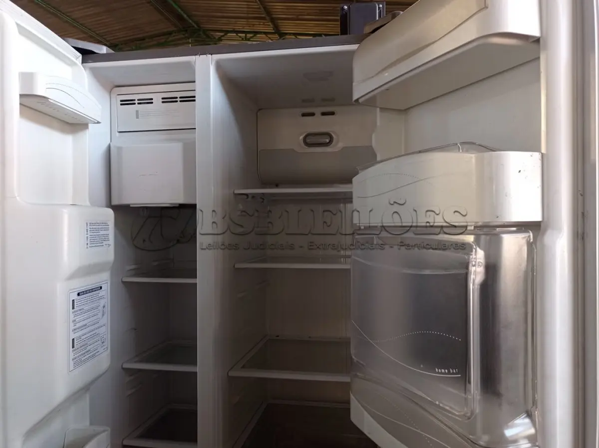 LOTE 339 - 01 GELADEIRA 02 PORTAS ELECTROLUX EM AÇO ESCOVADO 127V. (NO ESTADO) ATENÇÃO! FAZER A VISITAÇÃO ANTES DE ARREMATAR, NÃO SABEMOS SE FUNCIONA. LEILÃO NÃO TEM GARANTIA E NEM DEVOLUÇÃO, SUJEITO A POSSÍVEIS AVARIAS VISÍVEIS/OCULTAS E/OU AUSÊNCIA DE COMPONENTES.