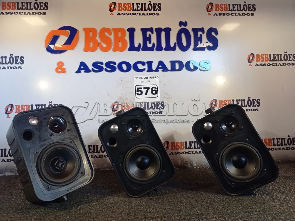 LOTE 576 - 03 CAIXAS DE SOM AMBIENTE. (NO ESTADO) ATENÇÃO! FAZER A VISITAÇÃO ANTES DE ARREMATAR, NÃO SABEMOS SE FUNCIONA. LEILÃO NÃO TEM GARANTIA E NEM DEVOLUÇÃO, SUJEITO A POSSÍVEIS AVARIAS VISÍVEIS/OCULTAS E/OU AUSÊNCIA DE COMPONENTES.