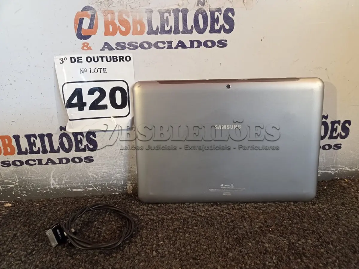 LOTE 420 - 01 TABLET SAMSUNG COM CABO. (NO ESTADO) ATENÇÃO! FAZER A VISITAÇÃO ANTES DE ARREMATAR, NÃO SABEMOS SE FUNCIONA. LEILÃO NÃO TEM GARANTIA E NEM DEVOLUÇÃO, SUJEITO A POSSÍVEIS AVARIAS VISÍVEIS/OCULTAS E/OU AUSÊNCIA DE COMPONENTES.