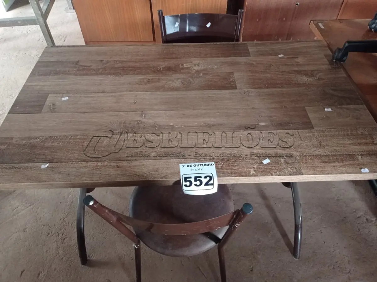 LOTE 552 - 01 MESA COM BASE DE FERRO TAMPO EM MADEIRA E 02 CADEIRAS DE FERRO COM ASSENTO ALMOFADADO. (NO ESTADO) ATENÇÃO! FAZER A VISITAÇÃO ANTES DE ARREMATAR, NÃO SABEMOS SE FUNCIONA. LEILÃO NÃO TEM GARANTIA E NEM DEVOLUÇÃO, SUJEITO A POSSÍVEIS AVARIAS VISÍVEIS/OCULTAS E/OU AUSÊNCIA DE COMPONENTES.
