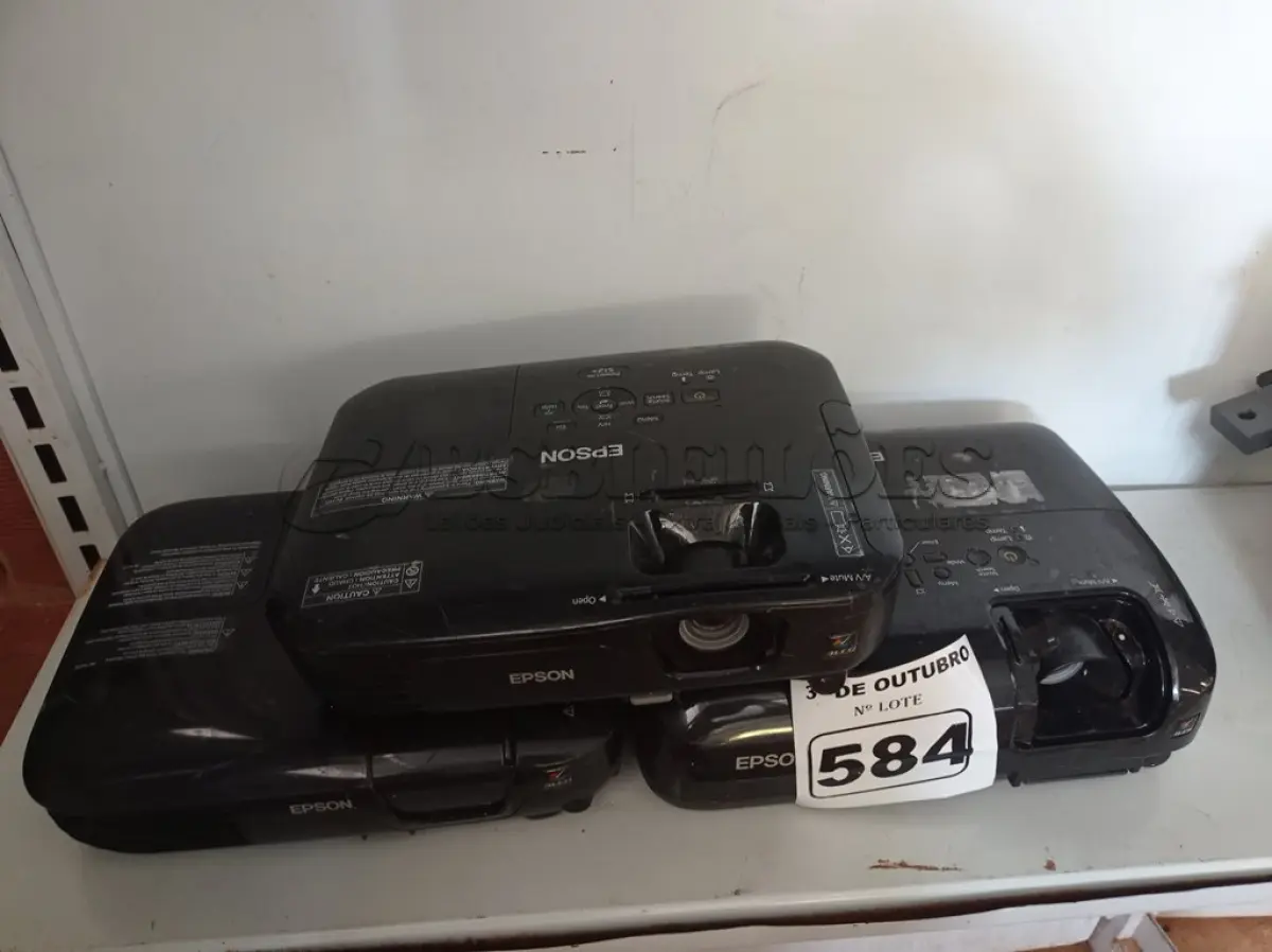 LOTE 584 - 03 PROJETORES MULTIMIDIA MARCAS EPSON. (NO ESTADO) ATENÇÃO! FAZER A VISITAÇÃO ANTES DE ARREMATAR, NÃO SABEMOS SE FUNCIONA. LEILÃO NÃO TEM GARANTIA E NEM DEVOLUÇÃO, SUJEITO A POSSÍVEIS AVARIAS VISÍVEIS/OCULTAS E/OU AUSÊNCIA DE COMPONENTES.