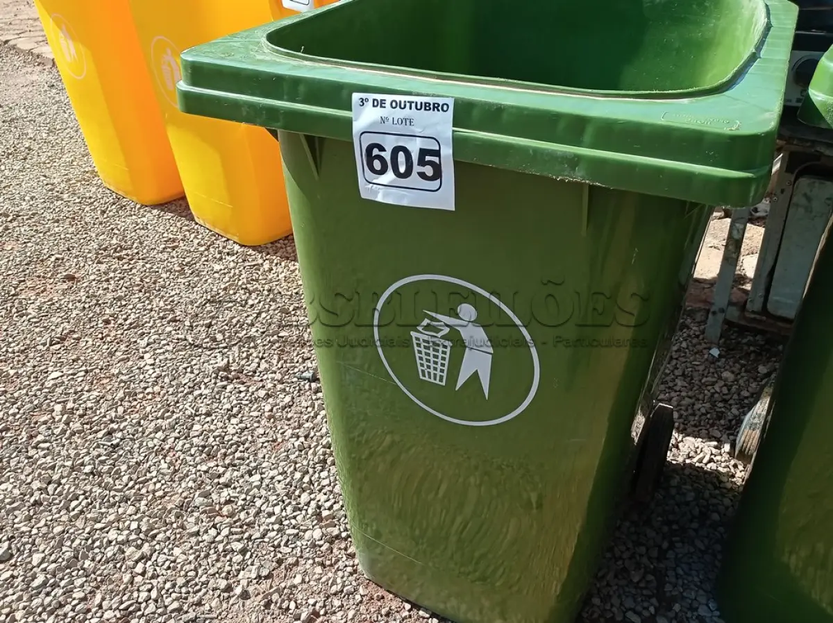 LOTE 605 - 01 CONTAINER HDPE EM-840 240L. (NO ESTADO) ATENÇÃO! FAZER A VISITAÇÃO ANTES DE ARREMATAR, NÃO SABEMOS SE FUNCIONA. LEILÃO NÃO TEM GARANTIA E NEM DEVOLUÇÃO, SUJEITO A POSSÍVEIS AVARIAS VISÍVEIS/OCULTAS E/OU AUSÊNCIA DE COMPONENTES.