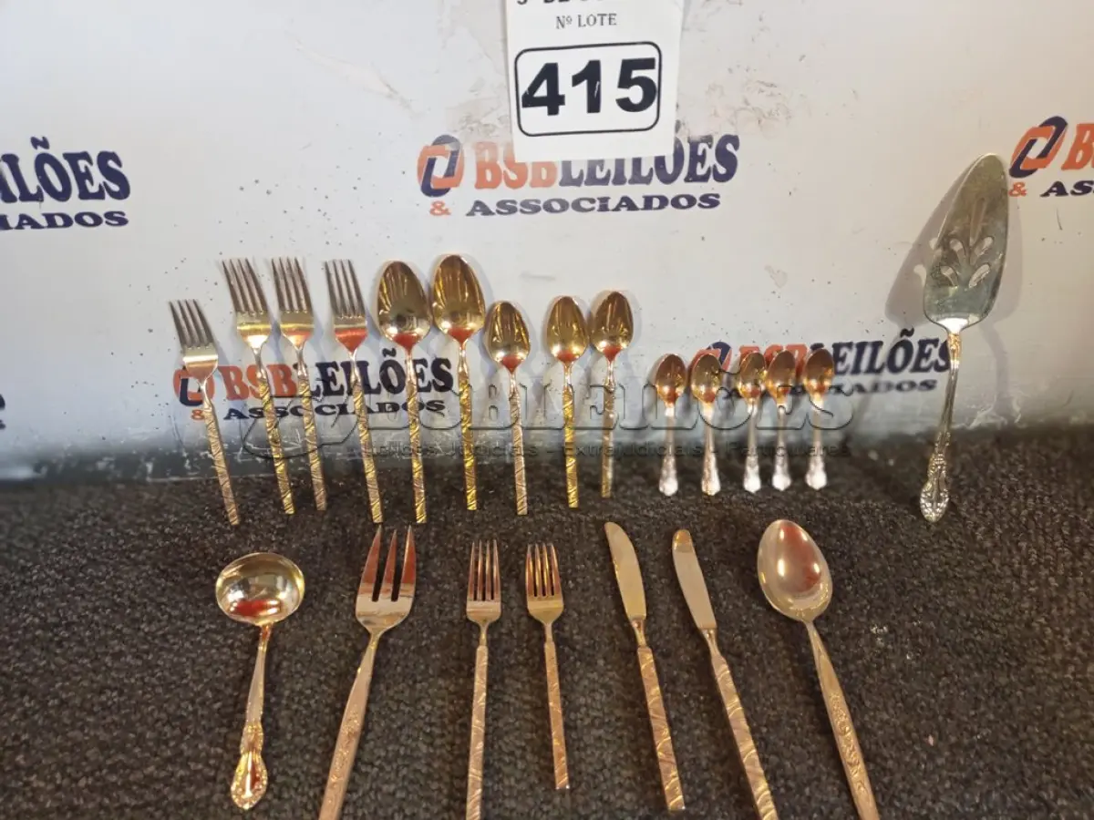 LOTE 415 - 22 PEÇAS DE TALHERES DIVERSOS EM METAL. (NO ESTADO) ATENÇÃO! FAZER A VISITAÇÃO ANTES DE ARREMATAR, NÃO SABEMOS SE FUNCIONA. LEILÃO NÃO TEM GARANTIA E NEM DEVOLUÇÃO, SUJEITO A POSSÍVEIS AVARIAS VISÍVEIS/OCULTAS E/OU AUSÊNCIA DE COMPONENTES.