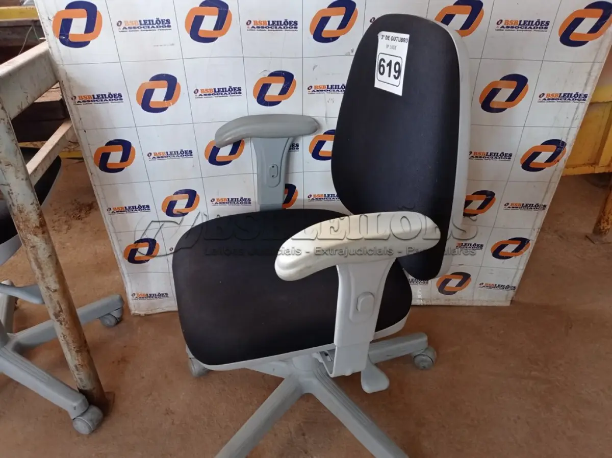 LOTE 619 - 01 CADEIRA DE ESCRITÓRIO COM BASE GIRATÓRIA. (NO ESTADO) ATENÇÃO! FAZER A VISITAÇÃO ANTES DE ARREMATAR, NÃO SABEMOS SE FUNCIONA. LEILÃO NÃO TEM GARANTIA E NEM DEVOLUÇÃO, SUJEITO A POSSÍVEIS AVARIAS VISÍVEIS/OCULTAS E/OU AUSÊNCIA DE COMPONENTES.