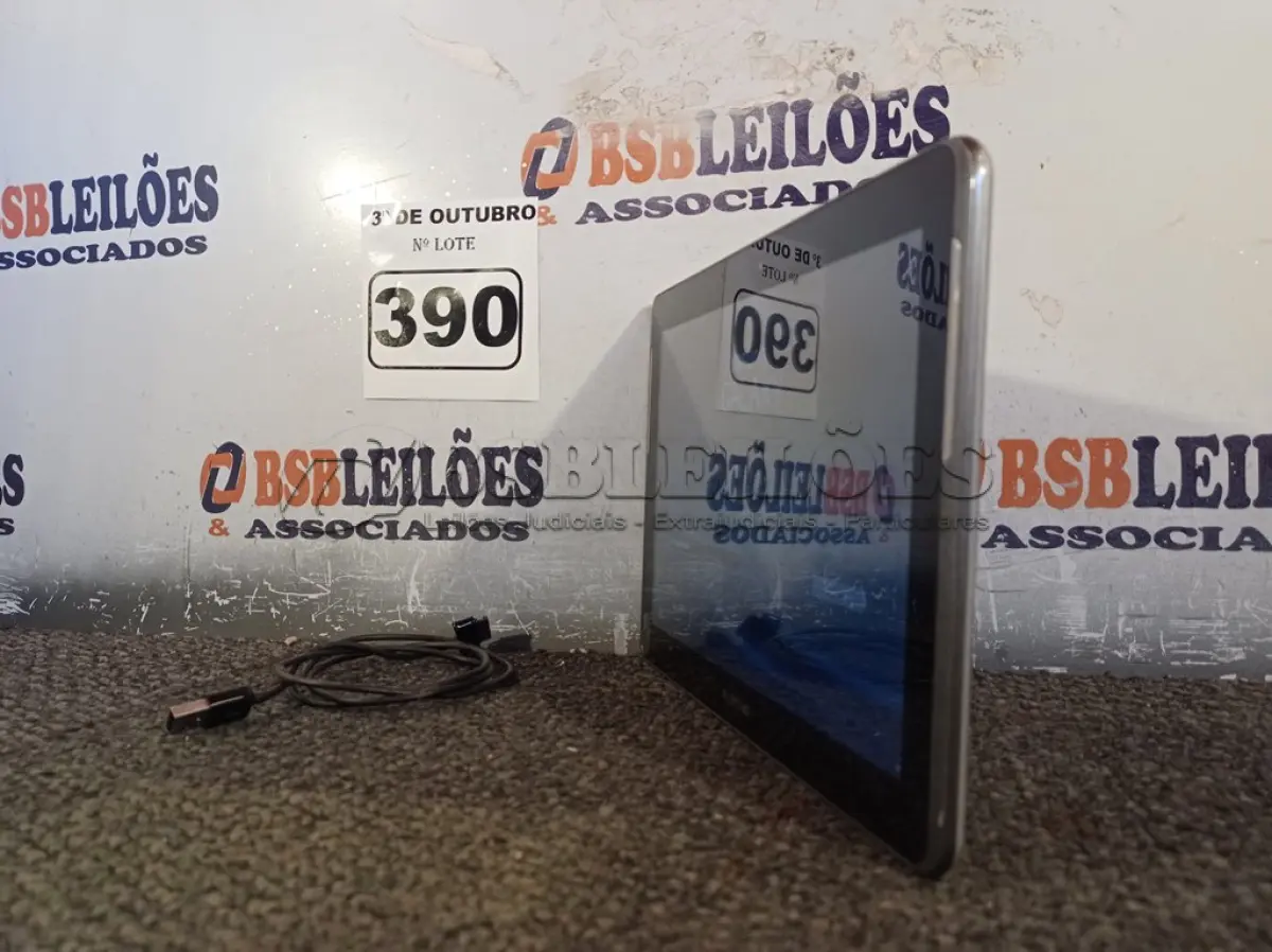 LOTE 390 - 01 TABLET SAMSUNG COM CABO. (NO ESTADO) ATENÇÃO! FAZER A VISITAÇÃO ANTES DE ARREMATAR, NÃO SABEMOS SE FUNCIONA. LEILÃO NÃO TEM GARANTIA E NEM DEVOLUÇÃO, SUJEITO A POSSÍVEIS AVARIAS VISÍVEIS/OCULTAS E/OU AUSÊNCIA DE COMPONENTES.