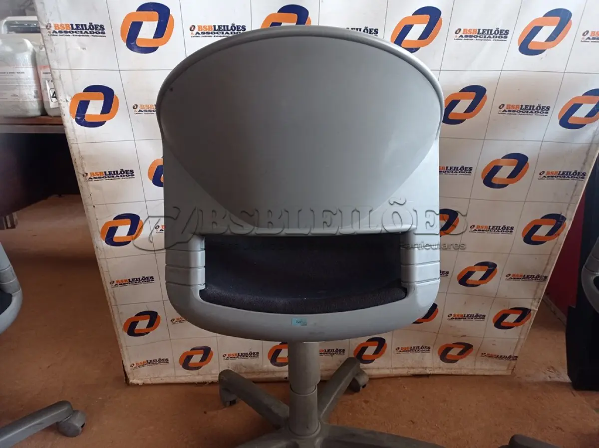 LOTE 578 - 01 CADEIRA DE ESCRITÓRIO COM BASE GIRATÓRIA. (NO ESTADO) ATENÇÃO! FAZER A VISITAÇÃO ANTES DE ARREMATAR, NÃO SABEMOS SE FUNCIONA. LEILÃO NÃO TEM GARANTIA E NEM DEVOLUÇÃO, SUJEITO A POSSÍVEIS AVARIAS VISÍVEIS/OCULTAS E/OU AUSÊNCIA DE COMPONENTES.