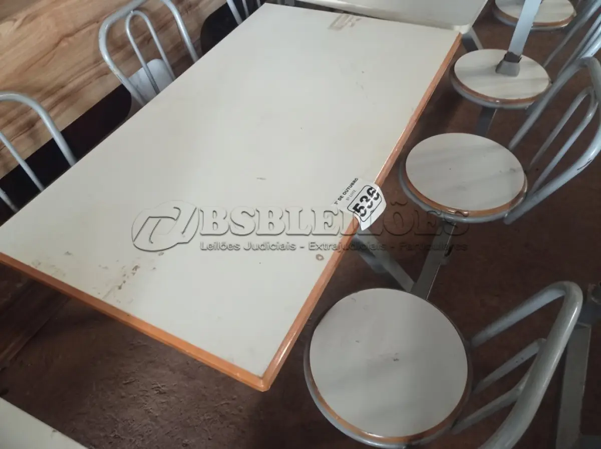 LOTE 536 - 01 MESA PARA LANCHONETE. (NO ESTADO) ATENÇÃO! FAZER A VISITAÇÃO ANTES DE ARREMATAR, NÃO SABEMOS SE FUNCIONA. LEILÃO NÃO TEM GARANTIA E NEM DEVOLUÇÃO, SUJEITO A POSSÍVEIS AVARIAS VISÍVEIS/OCULTAS E/OU AUSÊNCIA DE COMPONENTES.