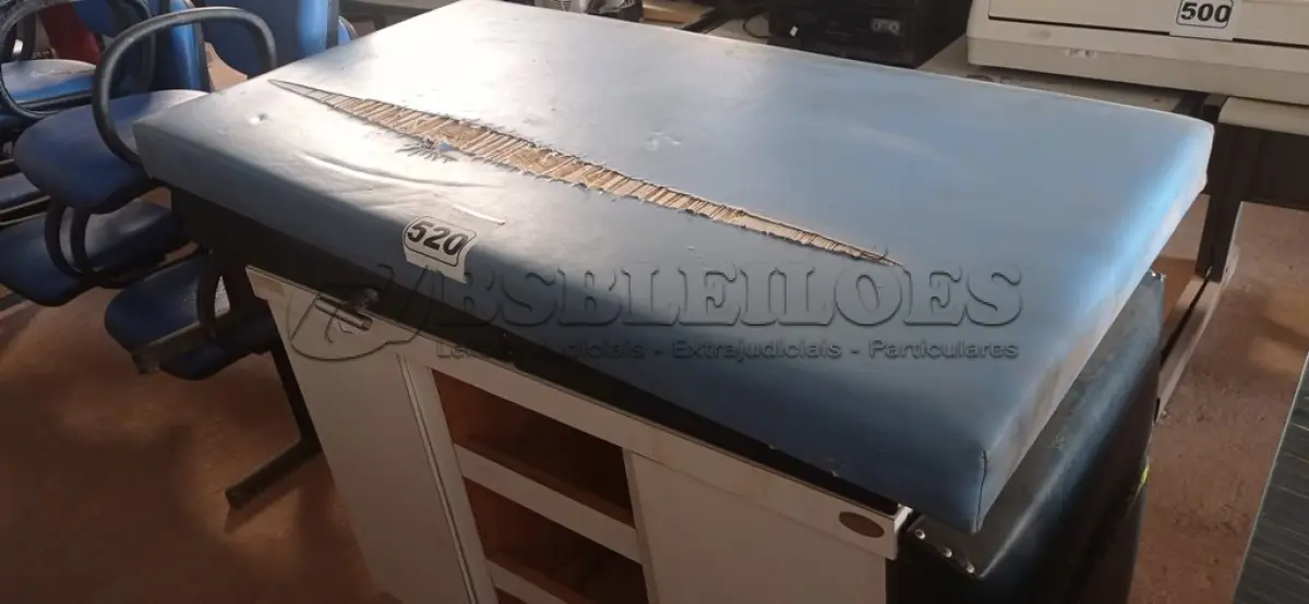LOTE 520 - 01 MACA PARA MASSAGENS COM ARMÁRIO DE MADEIRA. (NO ESTADO) ATENÇÃO! FAZER A VISITAÇÃO ANTES DE ARREMATAR, NÃO SABEMOS SE FUNCIONA. LEILÃO NÃO TEM GARANTIA E NEM DEVOLUÇÃO, SUJEITO A POSSÍVEIS AVARIAS VISÍVEIS/OCULTAS E/OU AUSÊNCIA DE COMPONENTES.