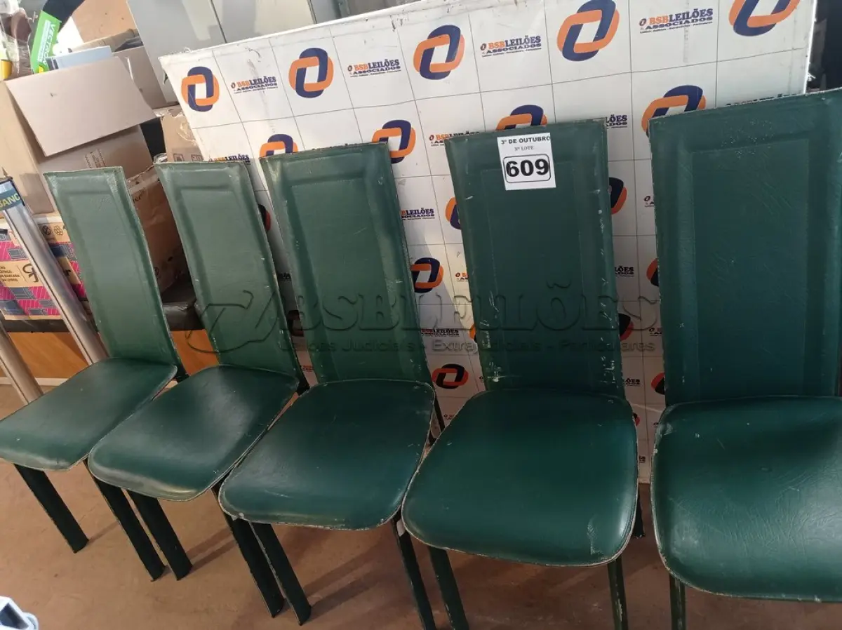 LOTE 609 - 06 CADEIRAS COM ESTRUTURA DE AÇO REVESTIDAS DE CORINO. (NO ESTADO) ATENÇÃO! FAZER A VISITAÇÃO ANTES DE ARREMATAR, NÃO SABEMOS SE FUNCIONA. LEILÃO NÃO TEM GARANTIA E NEM DEVOLUÇÃO, SUJEITO A POSSÍVEIS AVARIAS VISÍVEIS/OCULTAS E/OU AUSÊNCIA DE COMPONENTES.