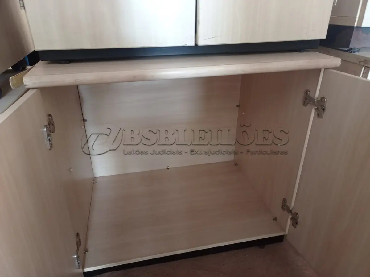 LOTE 452 - 02 ARMÁRIOS BAIXOS EM MADEIRA COM 02 PORTAS. (NO ESTADO) ATENÇÃO! FAZER A VISITAÇÃO ANTES DE ARREMATAR, NÃO SABEMOS SE FUNCIONA. LEILÃO NÃO TEM GARANTIA E NEM DEVOLUÇÃO, SUJEITO A POSSÍVEIS AVARIAS VISÍVEIS/OCULTAS E/OU AUSÊNCIA DE COMPONENTES.