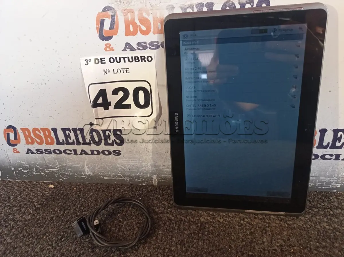 LOTE 420 - 01 TABLET SAMSUNG COM CABO. (NO ESTADO) ATENÇÃO! FAZER A VISITAÇÃO ANTES DE ARREMATAR, NÃO SABEMOS SE FUNCIONA. LEILÃO NÃO TEM GARANTIA E NEM DEVOLUÇÃO, SUJEITO A POSSÍVEIS AVARIAS VISÍVEIS/OCULTAS E/OU AUSÊNCIA DE COMPONENTES.