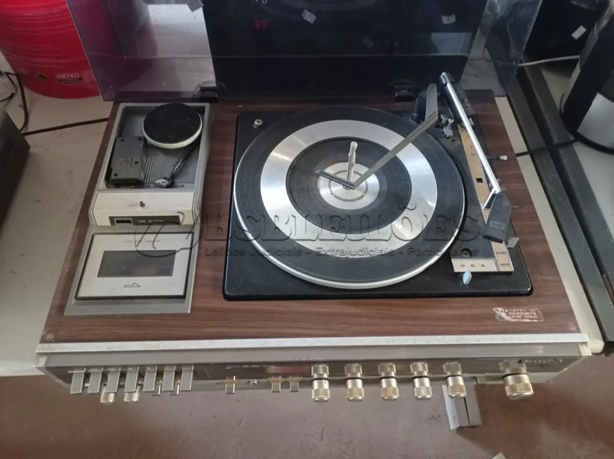 LOTE 334 - 01 APARELHO DE SOM 3X1 VINTAGE PANASONIC SENDO RADIO/CASSETE/TOCA DISCOS. (NO ESTADO) ATENÇÃO! FAZER A VISITAÇÃO ANTES DE ARREMATAR, NÃO SABEMOS SE FUNCIONA. LEILÃO NÃO TEM GARANTIA E NEM DEVOLUÇÃO, SUJEITO A POSSÍVEIS AVARIAS VISÍVEIS/OCULTAS E/OU AUSÊNCIA DE COMPONENTES.