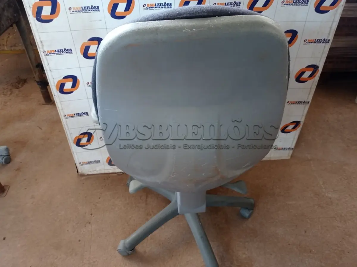 LOTE 615 - 01 CADEIRA DE ESCRITÓRIO COM BASE GIRATÓRIA. (NO ESTADO) ATENÇÃO! FAZER A VISITAÇÃO ANTES DE ARREMATAR, NÃO SABEMOS SE FUNCIONA. LEILÃO NÃO TEM GARANTIA E NEM DEVOLUÇÃO, SUJEITO A POSSÍVEIS AVARIAS VISÍVEIS/OCULTAS E/OU AUSÊNCIA DE COMPONENTES.