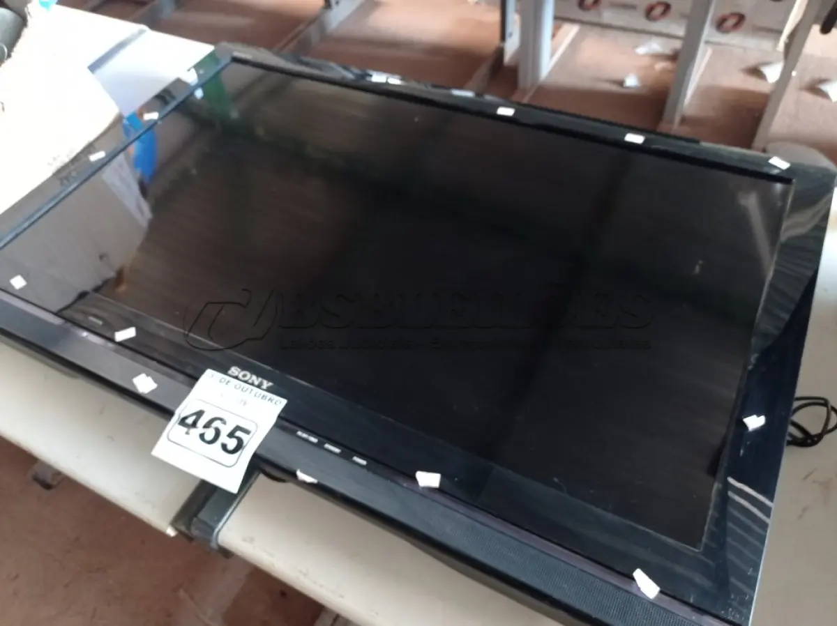 LOTE 465 - 01 TV SONY 40” POL PARA RETIRADA DE PEÇAS. (NO ESTADO) ATENÇÃO! FAZER A VISITAÇÃO ANTES DE ARREMATAR, NÃO SABEMOS SE FUNCIONA. LEILÃO NÃO TEM GARANTIA E NEM DEVOLUÇÃO, SUJEITO A POSSÍVEIS AVARIAS VISÍVEIS/OCULTAS E/OU AUSÊNCIA DE COMPONENTES.